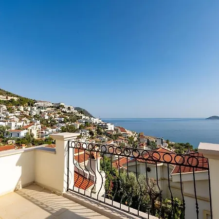 Havuzu, Plaji, Bahcesi Ve Olaganuestue Manzarasiyla… Kaş