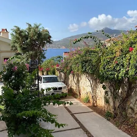 Havuzu, Plaji, Bahcesi Ve Olaganuestue Manzarasiyla…