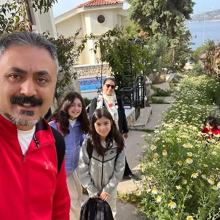 Havuzu, Plaji, Bahcesi Ve Olaganuestue Manzarasiyla… * Κας