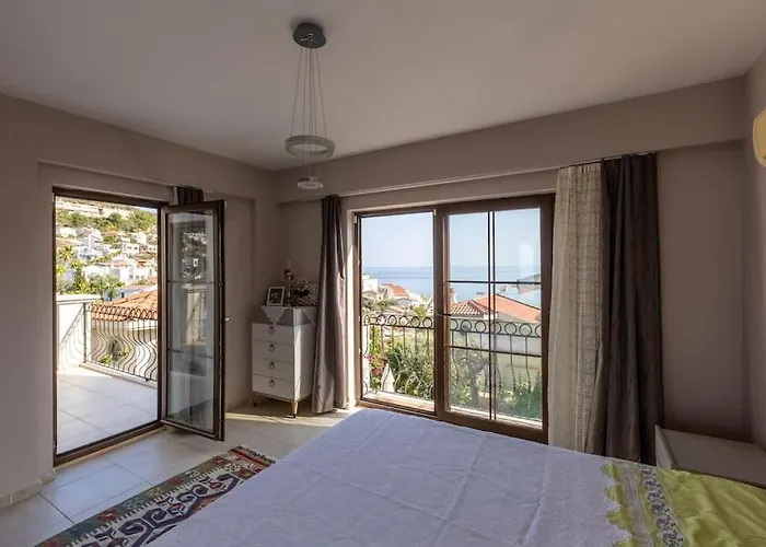 Havuzu, Plaji, Bahcesi Ve Olaganuestue Manzarasiyla… Villa