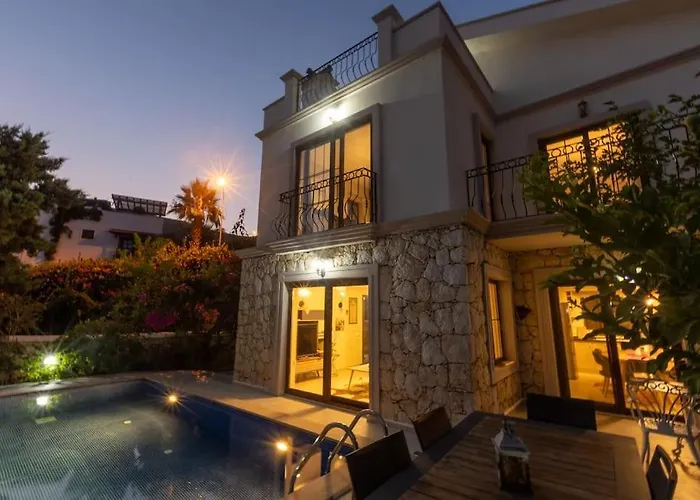 Havuzu, Plaji, Bahcesi Ve Olaganuestue Manzarasiyla… Villa Kaş