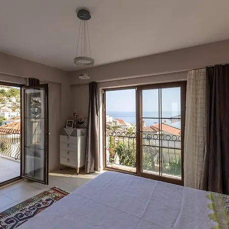 Havuzu, Plaji, Bahcesi Ve Olaganuestue Manzarasiyla… Villa