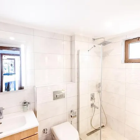 Havuzu, Plaji, Bahcesi Ve Olaganuestue Manzarasiyla… Villa