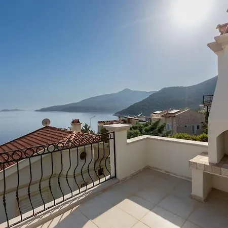 Havuzu, Plaji, Bahcesi Ve Olaganuestue Manzarasiyla… Villa Kas