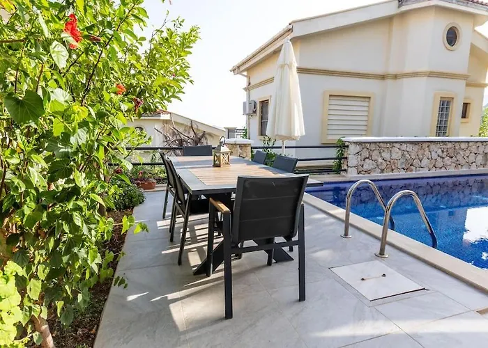 Vila Havuzu, Plaji, Bahcesi Ve Olaganuestue Manzarasiyla… Kaş